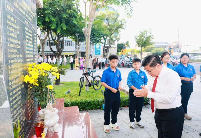 Bí thư Đảng ủy phường Tây Nha Trang dâng hương tại Bia tưởng niệm các liệt sĩ Mặt trận Nha Trang - Khánh Hòa.