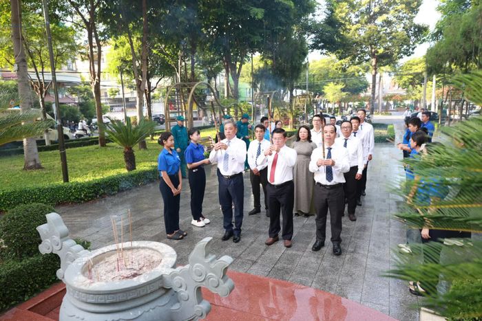 Đại biểu phường Tây Nha Trang dâng hương tri ân các anh hùng liệt sĩ đã hy sinh vì Tổ quốc.