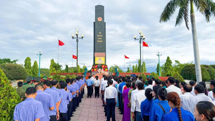 Đông đảo cán bộ, Nhân dân các xã, phường và các lực lượng trên địa bàn dâng hoa, dâng hương tưởng niệm các anh hùng liệt sĩ.