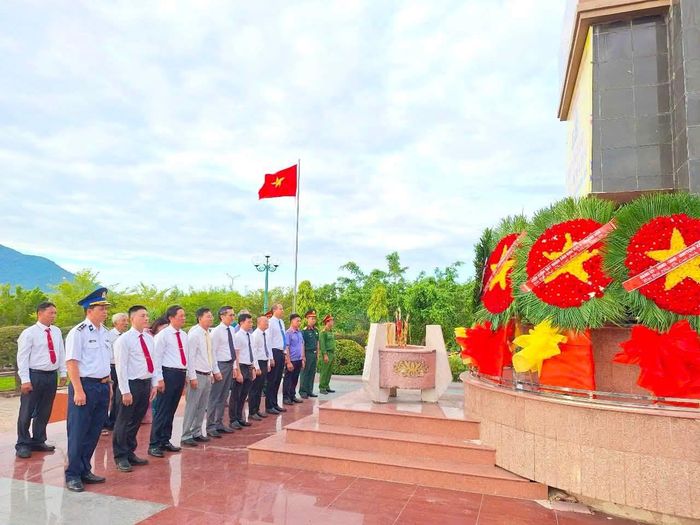 Các đại biểu dành phút mặc niệm bày tỏ lòng biết ơn sâu sắc đối với các anh hùng liệt sĩ.