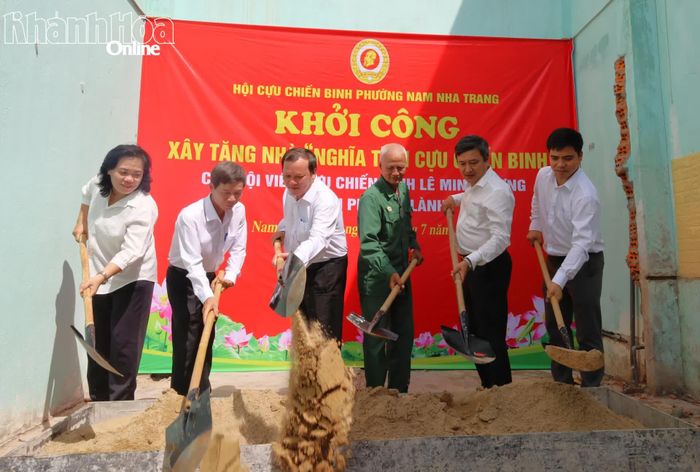 Các đại biểu thực hiện nghi thức động thổ xây nhà.