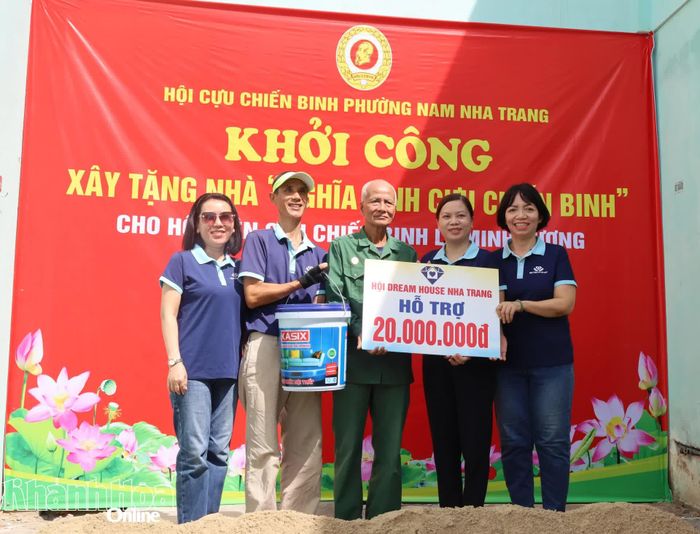 Đại diện các đơn vị, nhà hảo tâm trao bảng tượng trưng số tiền hỗ trợ cho gia đình.
