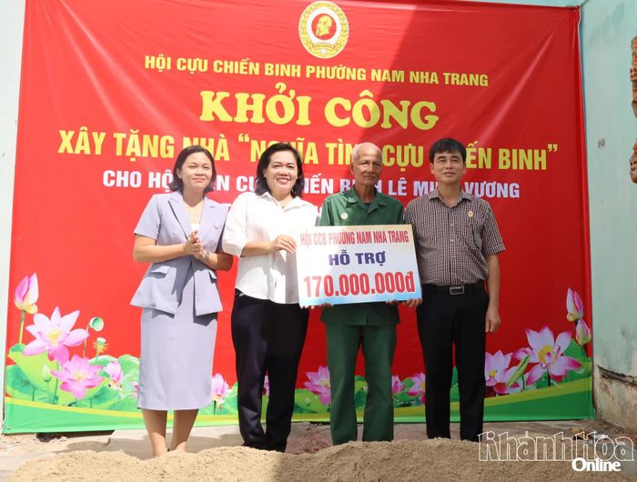 Lãnh đạo Hội Cựu chiến binh phường trao bảng tượng trưng số tiền hỗ trợ cho gia đình.