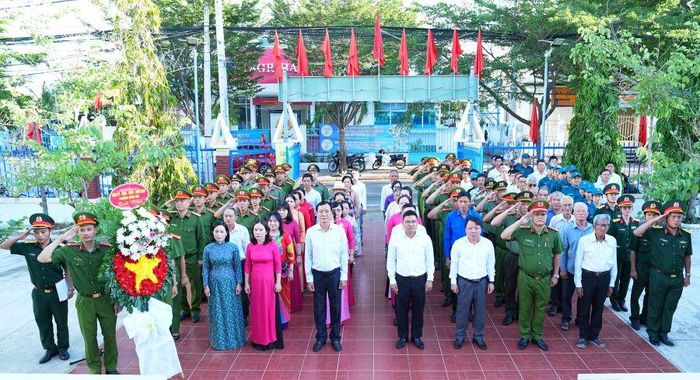 Các đại biểu tham dự lễ viếng.