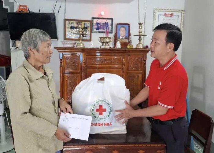 Đại diện Hội Chữ thập đỏ tỉnh Khánh Hòa đến thăm, tặng quà cho gia đình bà Võ Thị Đặng.