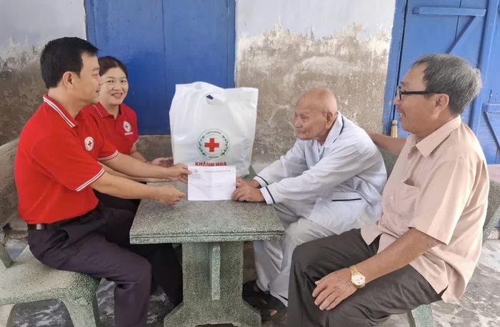 Đại diện Hội Chữ thập đỏ tỉnh Khánh Hòa đến thăm, tặng quà cho gia đình ông Nguyễn Đồng.