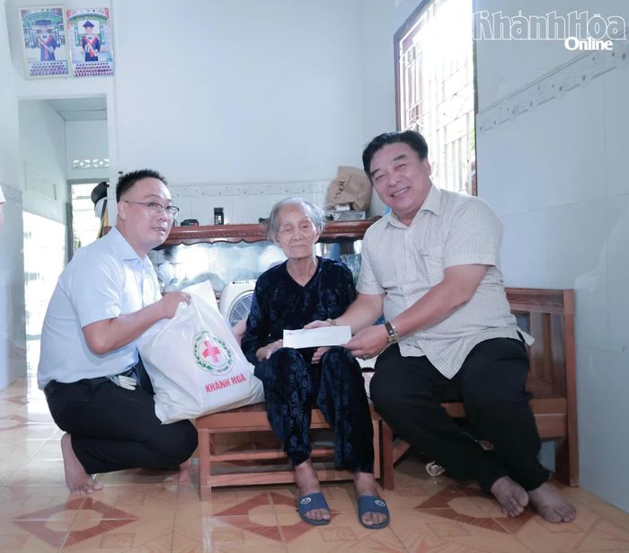 Đại diện Hội Chữ thập đỏ, Hội Nhà báo tỉnh Khánh Hòa đến thăm, tặng quà cho gia đình bà Nguyễn Thị Bẹ.