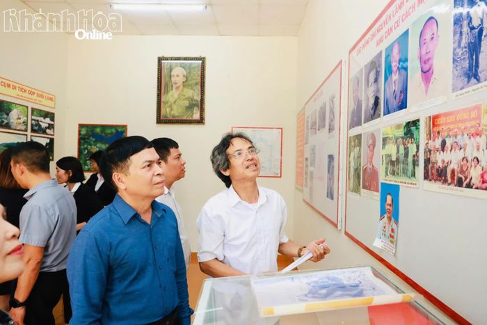 Đoàn tham quan Phòng trưng bày lưu niệm Căn cứ cách mạng Đồng Bò.