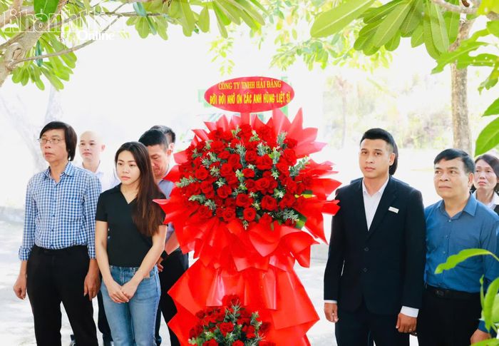 Cán bộ, nhân viên Công ty TNHH Hải Đăng dâng hoa tại Nhà bia tưởng niệm liệt sĩ tại Căn cứ cách mạng Đồng Bò.