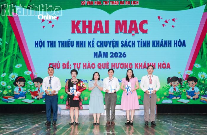 Lãnh đạo Sở Văn hóa, Thể thao và Du lịch tặng hoa và chúc mừng các thành viên Ban giám khảo hội thi.