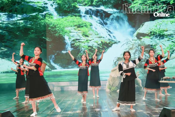 Phần thi của các thí sinh đội thi xã Tây Khánh Sơn.