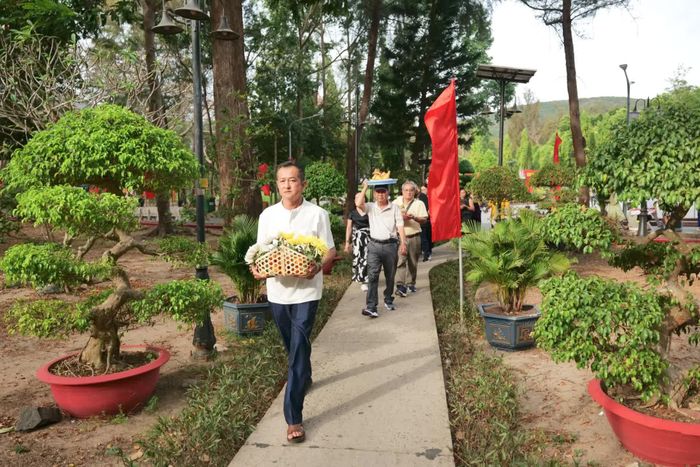 Dòng người nối dài dâng hoa, lễ vật và thắp hương tri ân các anh hùng liệt sĩ tại Nghĩa trang Hàng Dương.