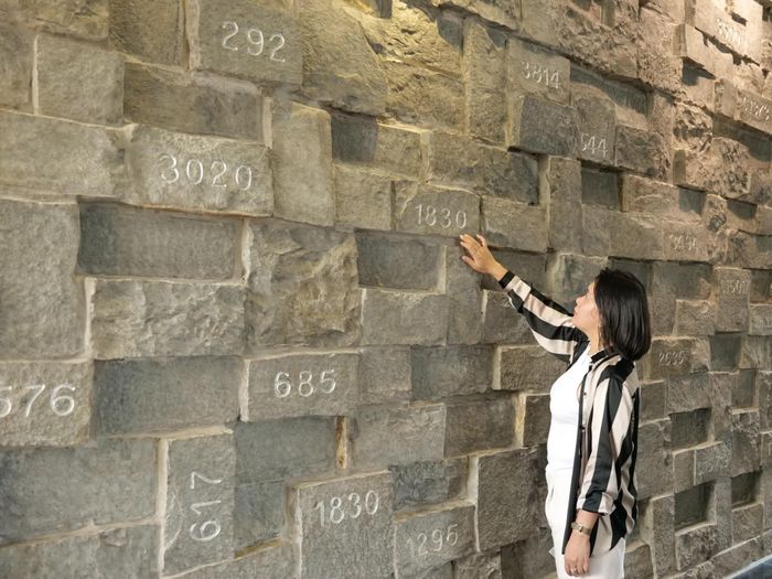 Những con số khắc trên bức tường tại Bảo tàng Côn Đảo gợi nhắc về hàng chục nghìn người yêu nước và chiến sĩ cách mạng từng bị giam cầm nơi “địa ngục trần gian”.
