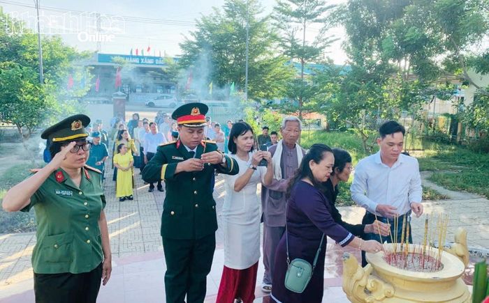 Các đại biểu dâng hương. 