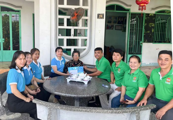 Tặng quà cho gia đình bà Phan Thị Bớt (thương binh, người tham gia cách mạng bị địch bắt, tù đày).