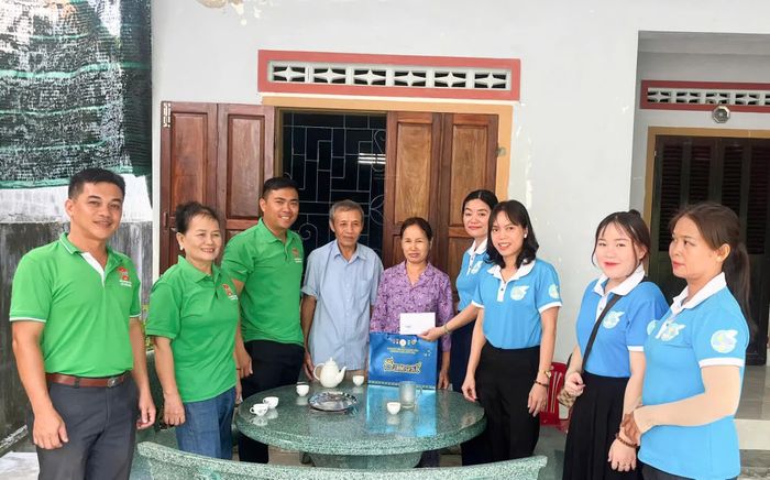 Tặng quà cho gia đình bà Trần Thị Niên (bệnh binh).