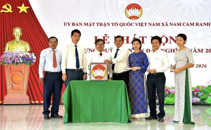Lãnh đạo xã Nam Cam Ranh tham gia ủng hộ Quỹ "Đền ơn đáp nghĩa" năm 2026.