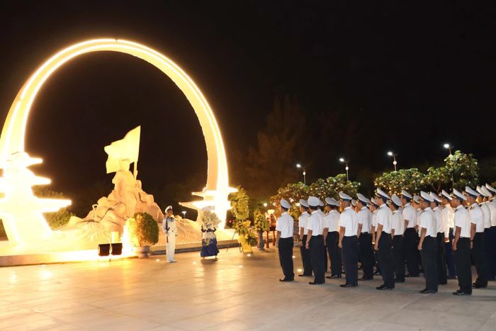 Các đại biểu tham gia dâng hương tại Khu tưởng niệm chiến sĩ Gạc Ma.