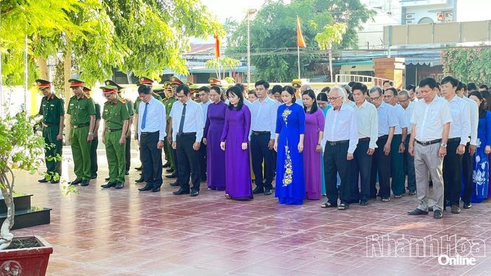 Các đại biểu mặc niệm tưởng nhớ công lao to lớn của những người đã hy sinh vì đất nước.