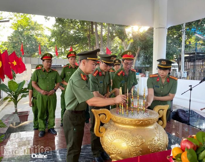 Lực lượng vũ trang phường thắp hương tưởng nhớ các anh hùng liệt sĩ.