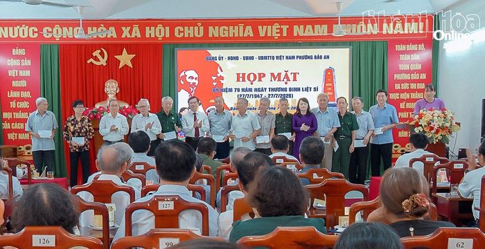Lãnh đạo phường trao quà cho các thương binh, bệnh binh và gia đình liệt sĩ trên địa bàn.