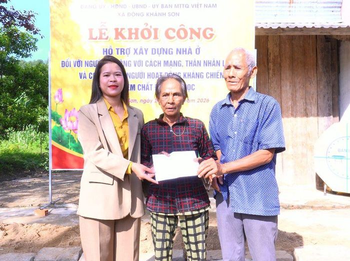 Mặt trận xã Đông Khánh Sơn trao quà của Đoàn Đại biểu Quốc hội tỉnh cho gia đình ông Bo Bo Hồng Thương.