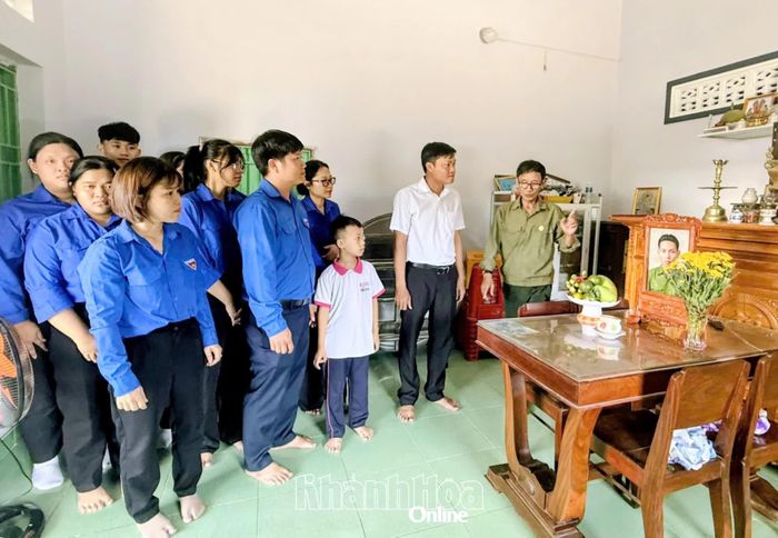 Các thành viên trong đoàn đến thăm, tặng ảnh đã phục hồi cho gia đình liệt sĩ Nguyễn Lự.