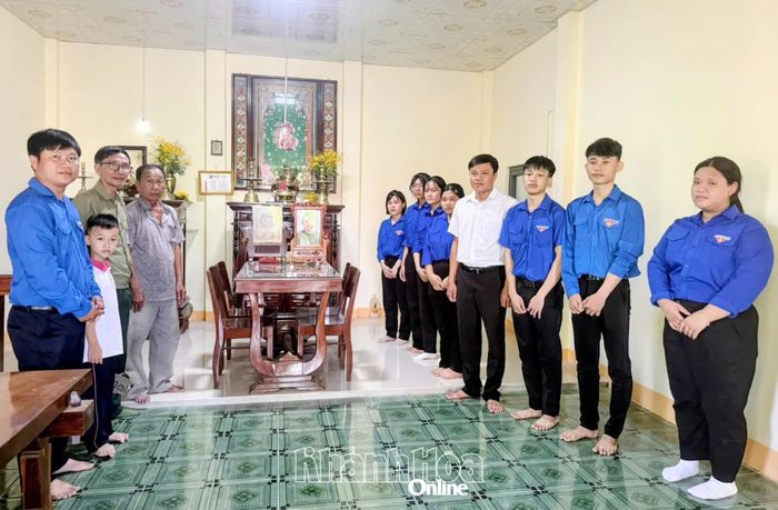 Các thành viên trong đoàn đến thăm, tặng ảnh đã phục hồi cho gia đình liệt sĩ Nguyễn Văn Quý.