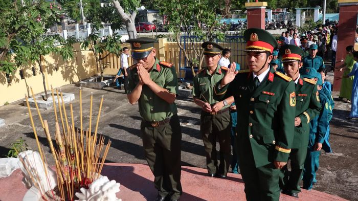 Lực lượng quân đội, công an địa phương dâng hương tại Đài tưởng niệm liệt sĩ xã Phước Hà.