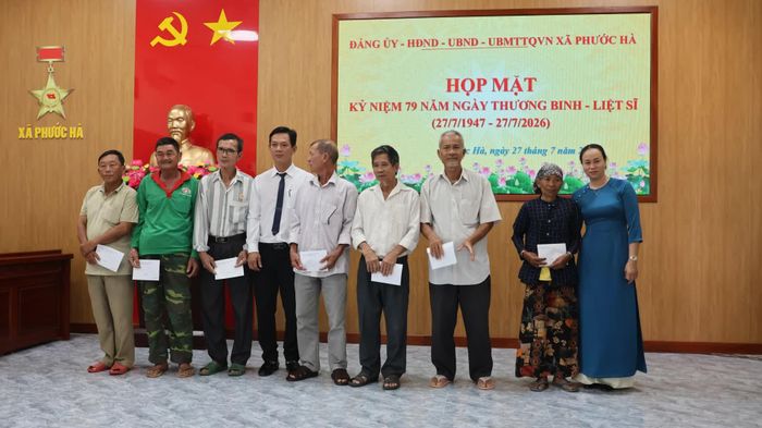 Lãnh đạo xã Phước Hà trao quà cho các gia đình có công với cách mạng trên địa bàn xã.
