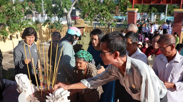 Người dân dâng hương tại Đài tưởng niệm liệt sĩ xã Phước Hà.