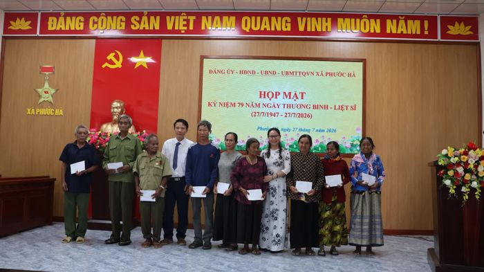 Lãnh đạo xã Phước Hà trao quà cho các gia đình có công với cách mạng trên địa bàn xã.