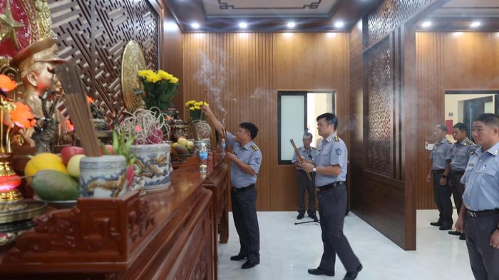 Cán bộ, nhân viên chi đội dâng hương tại Phòng thờ Chủ tịch Hồ Chí Minh và Đại tướng Võ Nguyên Giáp.