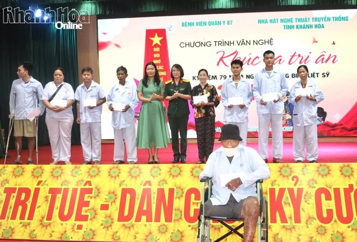 Lãnh đạo 2 đơn vị trao tặng quà cho các thương binh, bệnh binh và thân nhân liệt sĩ đang điều trị tại Bệnh viện Quân y 87.