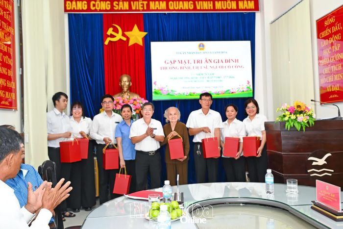 Lãnh đạo Tòa án nhân dân tỉnh tặng quà tri ân các gia đình thương binh, liệt sĩ.
