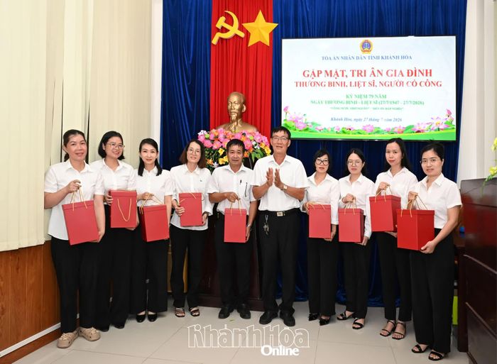 Lãnh đạo Tòa án nhân dân tỉnh tặng quà tri ân các gia đình thương binh, liệt sĩ.