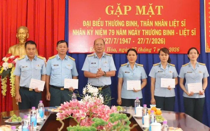 Thiếu tướng Ngô Vĩnh Phúc - Hiệu trưởng Trường Sĩ quan Không quân tặng quà cho các thương binh, thân nhân liệt sĩ.