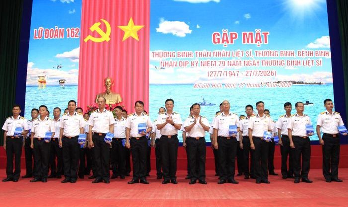 Thủ trưởng Lữ đoàn tặng quà cho thương binh; con liệt sĩ, thương binh, bệnh binh đang công tác tại đơn vị.