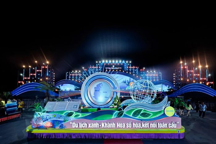 Hình ảnh xe hoa thể hiện chủ đề về du lịch xanh của Khánh Hòa.