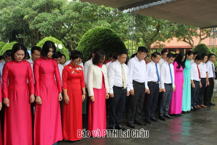 Đoàn đại biểu Sở Nội vụ dành một phút mặc niệm tưởng nhớ công lao của các Anh hùng liệt sĩ.