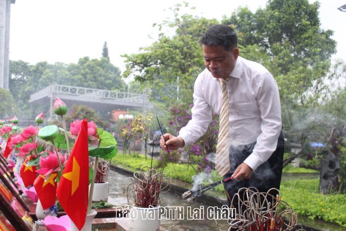 Lãnh đạo Sở Nội vụ thắp hương tri ân các Anh hùng liệt sĩ.