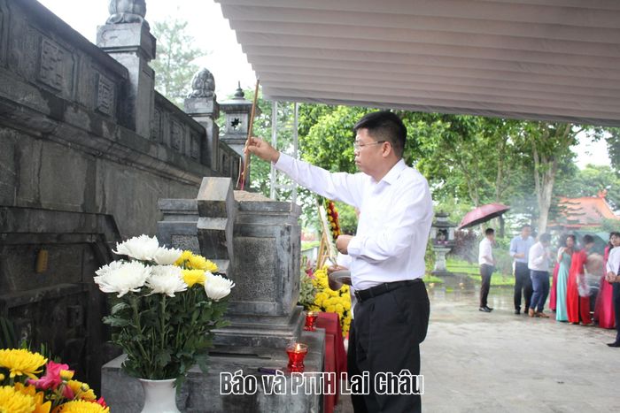 Đồng chí Lò Văn Hương - Giám đốc Sở Nội vụ dâng hương tại Nghĩa trang Liệt sĩ tỉnh.