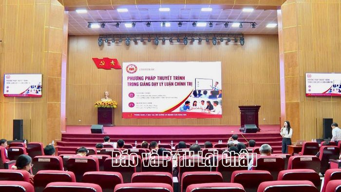 Giảng viên Trường Chính trị tỉnh truyền đạt chuyên đề “Phương pháp thuyết trình trong giảng dạy lý luận chính trị”.