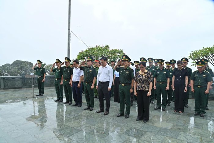 Đoàn công tác Ban Chỉ huy BĐBP tỉnh và lãnh đạo xã Phong Thổ dâng hoa, dâng hương tưởng niệm các Anh hùng liệt sĩ tại Nhà bia ghi danh các Anh hùng liệt sĩ khu vực Huổi Luông.