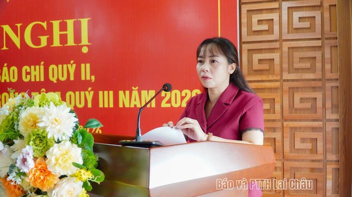 Đại diện lãnh đạo Ban Tuyên giáo và Dân vận Tỉnh ủy báo cáo tại hội nghị.