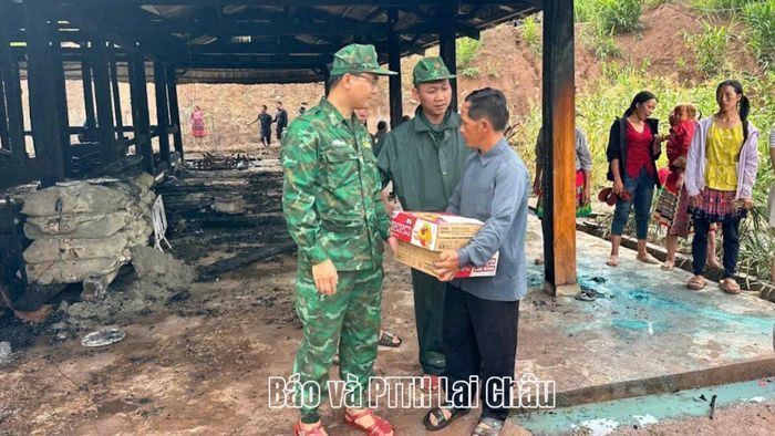 Đồn Biên phòng Mù Cả hỗ trợ gia đình tiền và lương thực, giúp gia đình vượt qua khó khăn ban đầu.