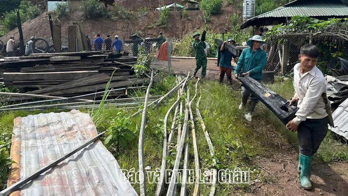 Cán bộ, chiến sĩ Đồn Biên phòng Mù Cả cùng chính quyền địa phương và nhân dân hỗ trợ gia đình anh Vàng A Quỷ (bản Lù Khò, xã Mù Cả) khắc phục hậu quả sau vụ hỏa hoạn.