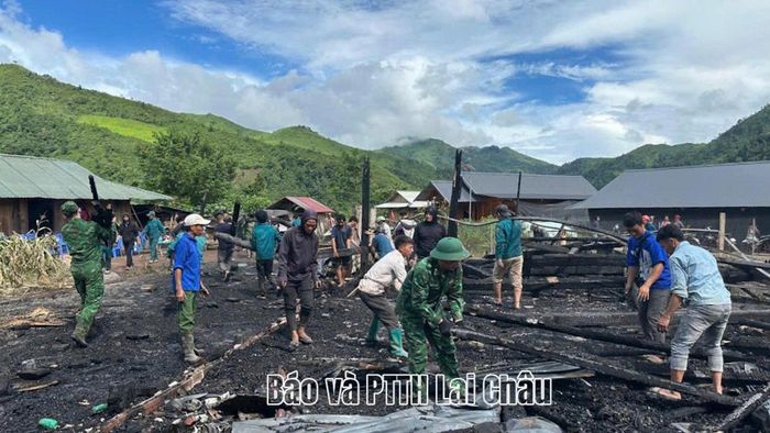 Các lực lượng chuẩn bị mặt bằng để dựng lại nhà cho gia đình anh Vàng A Quỷ.