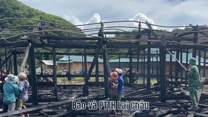 Vụ hỏa hoạn đã thiêu rụi toàn bộ ngôi nhà và tài sản của gia đình anh Vàng A Quỷ.