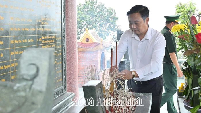 Bí thư Đảng ủy, Chủ tịch HĐND xã Phong Thổ Đinh Quang Tuấn dâng hương tưởng nhớ các Anh hùng liệt sĩ.